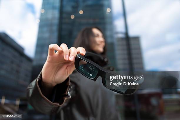 frau mit datenbrille mit digitalem ar-display - datenbrille stock-fotos und bilder
