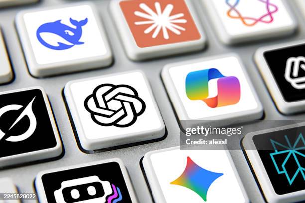 künstliche intelligenz-ikonen internet-ki-app-anwendung auf der computertastatur - kopilot stock-fotos und bilder