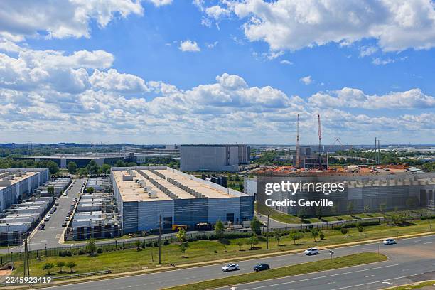 expanding data and ai infrastructure - data center imagens e fotografias de stock