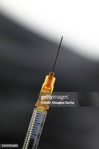 syringe with hypodermic needle - aplatir la courbe photos et images de collection