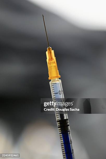 plastic medical syringe for single use - achatar la curva de epidemia fotografías e imágenes de stock