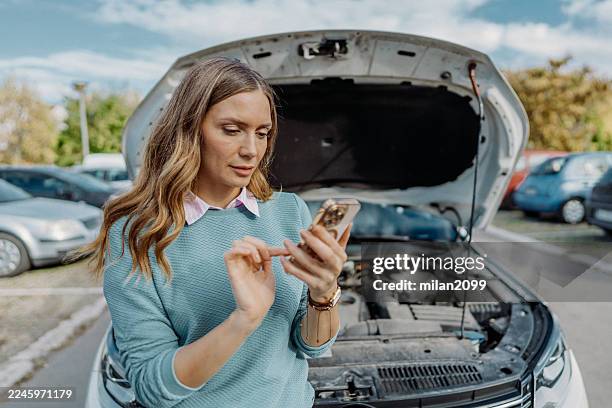 panne de voiture - accident de la route photos et images de collection