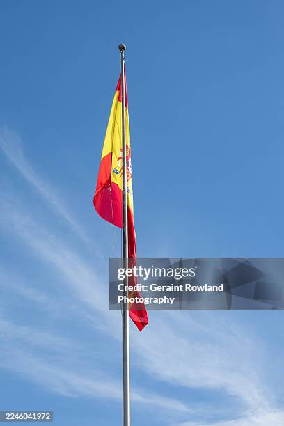 spanish flag in granada, spain - fahnenstange stock-fotos und bilder