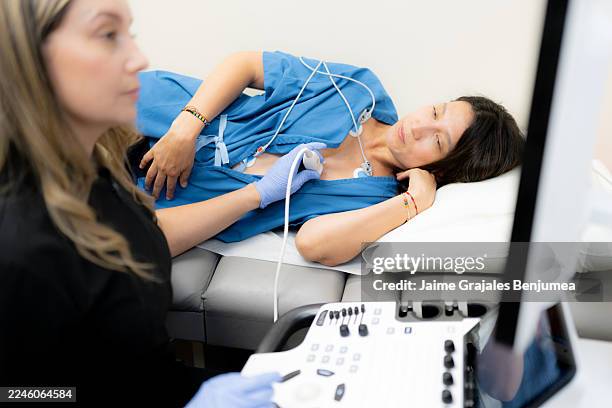 arzt, der echokardiogramm-ultraschall an einer patientin durchführt - echokardiogramm stock-fotos und bilder