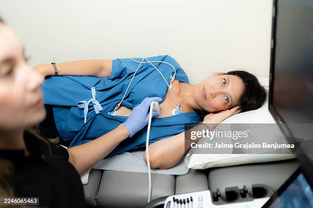 patient erhält echokardiogramm mit ultraschallwandler - echokardiogramm stock-fotos und bilder