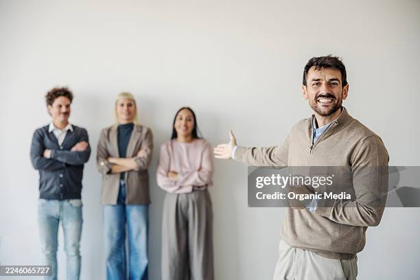 manager stellt ein vielfältiges geschäftsteam vor, das im amt steht - mitarbeiterbindung stock-fotos und bilder