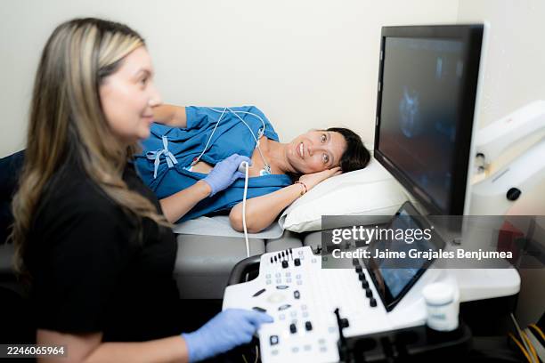sonograph führt echokardiogramm an einer patientin in der klinik durch - echokardiogramm stock-fotos und bilder