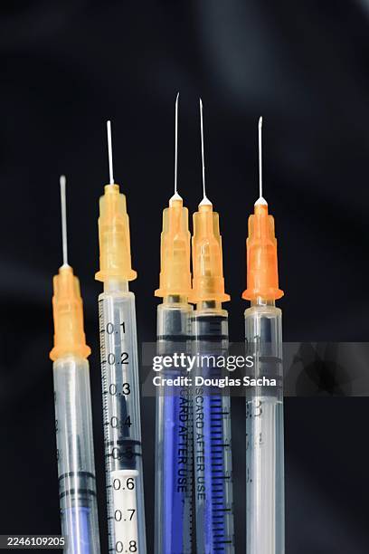 a variety of syringes - aplatir la courbe photos et images de collection