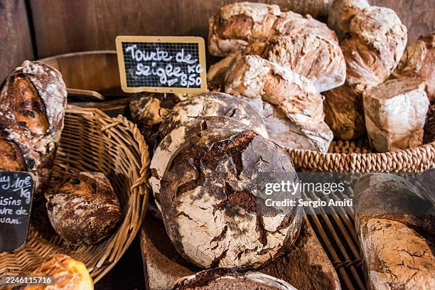 artisanal country breads, bakery shelf in bordeaux - french language stock pictures, royalty-free photos & images