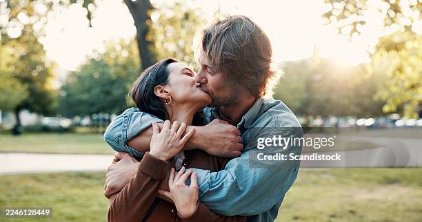 beso, amor y cuidado con la pareja en el parque para el romance, la celebración del aniversario y la unión. conexión, apoyo y sol con hombre y mujer al aire libre para la luna de miel, la confianza y la cita de escapada juntos - besar fotografías e imágenes de stock