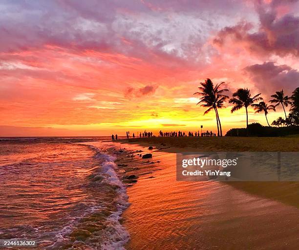 sonnenuntergang am poipu beach auf der südseite von kauai, hawaii - pazifikinseln stock-fotos und bilder