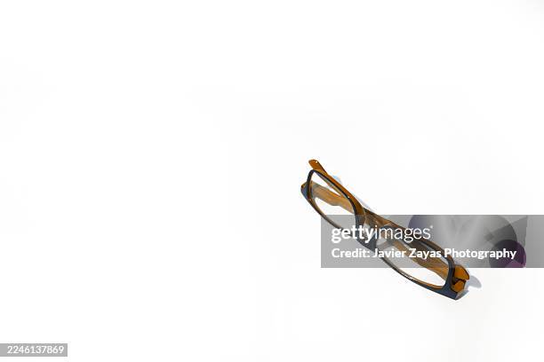 minimalist brown eyeglasses isolated on white background - occhiali da lettura foto e immagini stock