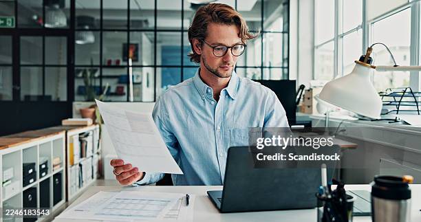 contabilità, documenti e laptop con uomo d'affari alla scrivania in ufficio per il bilancio o la finanza. computer, scartoffie e lettura con il dipendente sul posto di lavoro finanziario per la contabilità o la gestione patrimoniale - busta paga foto e immagini stock