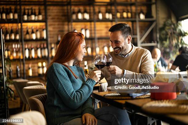young couple on a date - romantische activiteit stockfoto's en -beelden