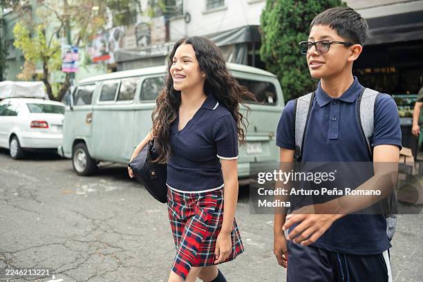 junge leute gehen nach der schule nach hause - die neue normalität stock-fotos und bilder