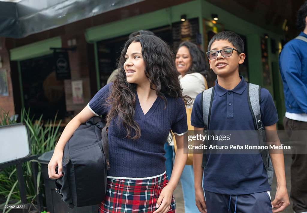 Junge Leute gehen nach der Schule nach Hause