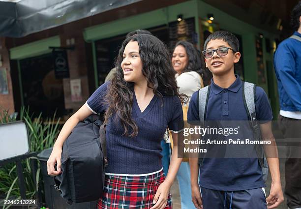 junge leute gehen nach der schule nach hause - die neue normalität stock-fotos und bilder