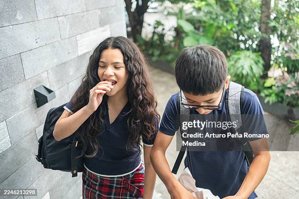 junge leute gehen nach der schule nach hause - die neue normalität stock-fotos und bilder