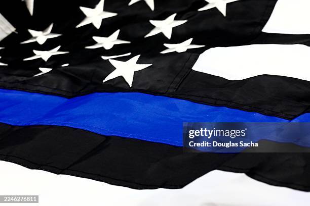 american flag - end of watch - responsabilidad policial fotografías e imágenes de stock