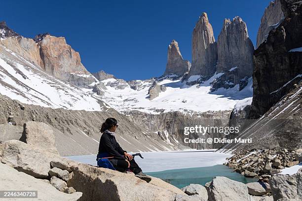 woman enjoying view in base torres del paine, chile - parque nacional de torres del paine fotografías e imágenes de stock