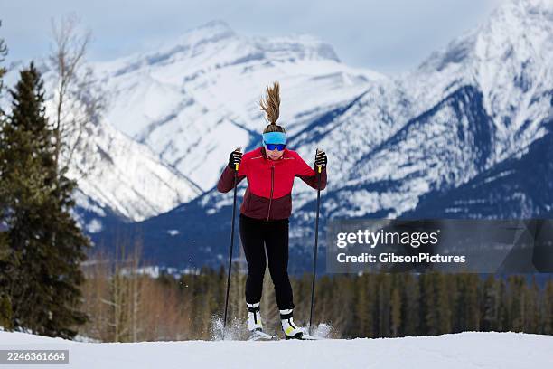 カナダ クロスカントリー スキー ポニーテール ウーマン - canmore nordic centre provincial park ストックフォトと画像