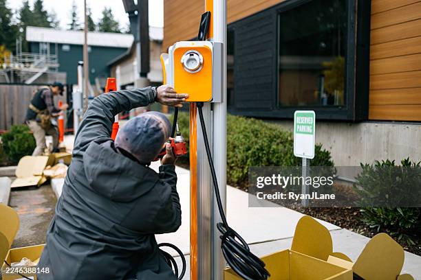 installation de bornes de recharge pour véhicules électriques - chargeur de batterie photos et images de collection