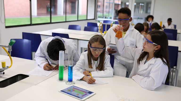 https://media.gettyimages.com/id/2246395441/video/diverse-children-en-science-lab-learning-to-analyze-samples.jpg?b=1&s=640x640&k=20&c=LoFe_hua2OTP3EhOuUZzfFSl8k-O7-ZFF3q8EBCKTyA=