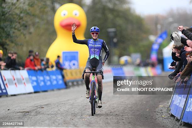 Dutch Lucinda Brand celebrates as she crosses the finish line to win the first game between Belgian Vandromme and German Friedsam in the Billie Jean...