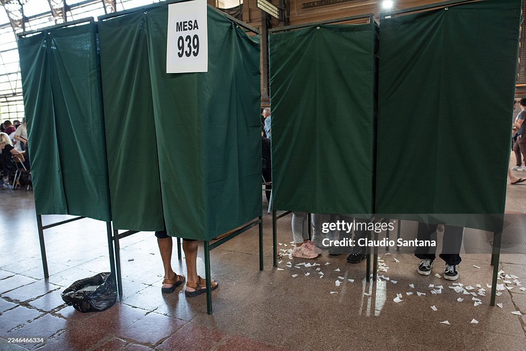 Chileans Vote For President In Tight Election