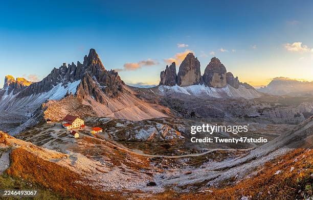 beautiful scenery of tre cime di lavaredo in the dolomites during sunset, italy - drei zinnen stock-fotos und bilder