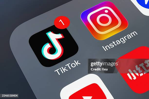 verschiedene soziale apps auf mobiltelefonen - autokorrekturfilter stock-fotos und bilder