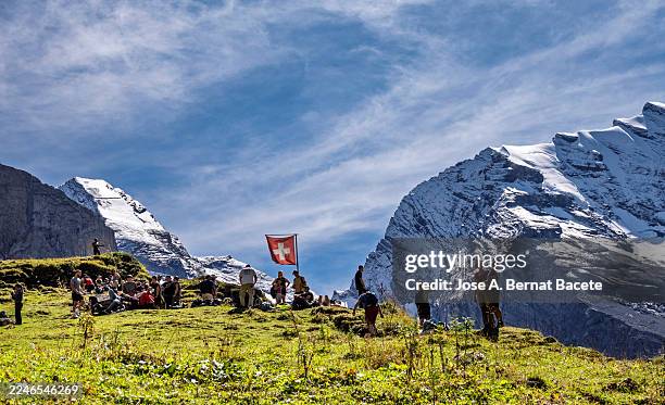 high mountain landscape in the swiss alps with a viewpoint and people enjoying a day in nature. - lac-oeschinensee photos et images de collection