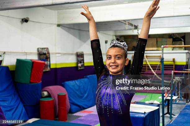 portrait of child gymnast girl at gymnasium - turnen stockfoto's en -beelden
