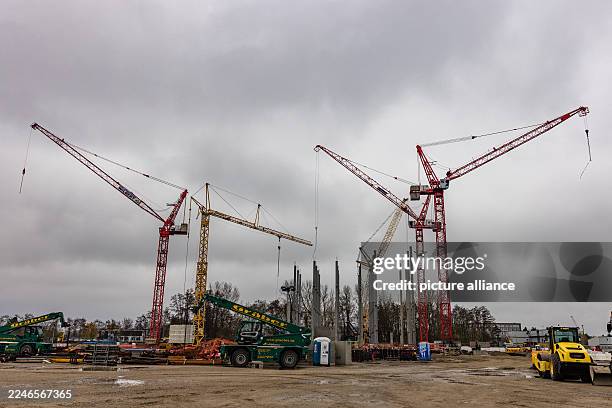 November 2025, Brandenburg, Lübbenau: Cranes stand on a construction site for the new Schwarz Digits data center. One of the largest and most...