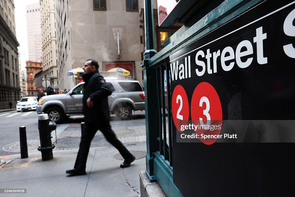 Dow Plunges Over 800 Points In Intraday Trading