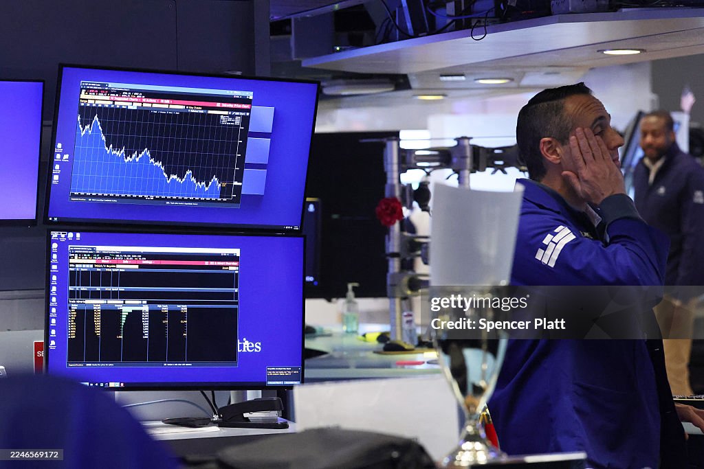 Dow Plunges Over 800 Points In Intraday Trading