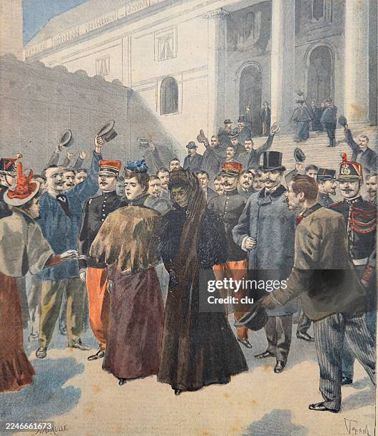 ilustraciones, imágenes clip art, dibujos animados e iconos de stock de una mujer sale del juzgado de parís después del juicio de reinach, rodeada de una multitud agitada - cotilleo