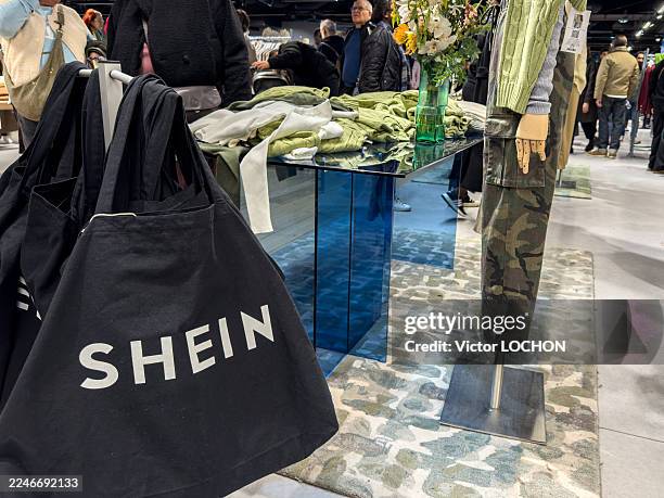 Intérieur de la première boutique physique de la marque asiatique de fast fashion Shein dans le grand magasin BHV Marais le 10 novembre 2025 à Paris,...