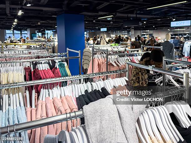 Intérieur de la première boutique physique de la marque asiatique de fast fashion Shein dans le grand magasin BHV Marais le 10 novembre 2025 à Paris,...
