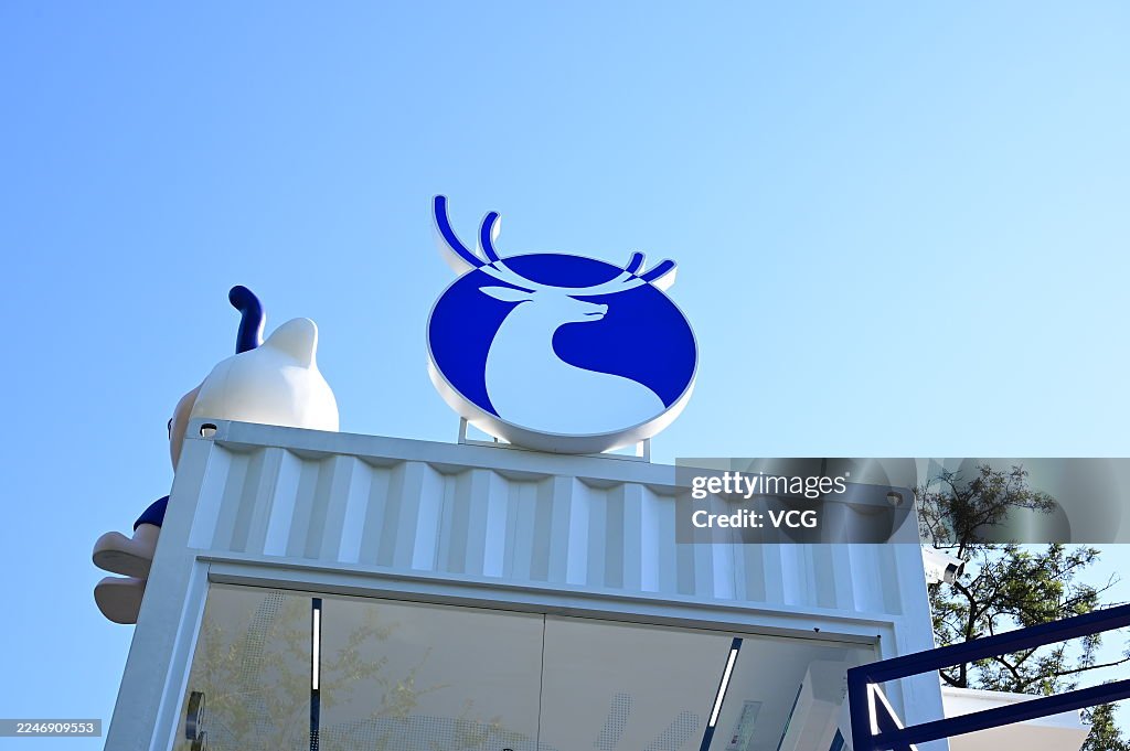 Luckin Coffee's Sleek Container Store In Fuzhou