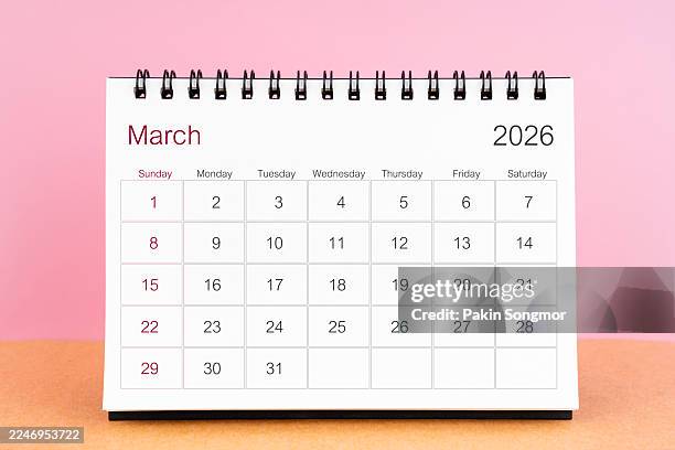 march desk calendar for 2026 year stand on pink color background. - maart stockfoto's en -beelden