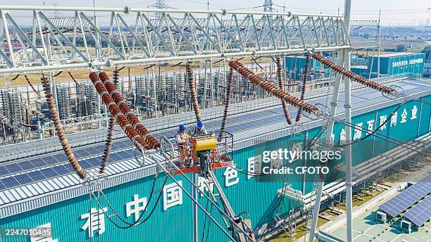 Maintenance personnel conducted equipment maintenance at the annual maintenance site of the world's first ultra-high voltage hybrid cascaded flexible...