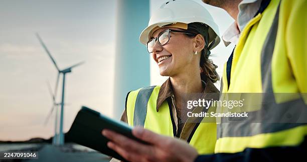 techniker, windturbine und leute mit tablet und lächeln für strom, inspektion und feedback. ingenieur, team und windmühle für umweltfreundliches netzwerk, integrationsdiskussion oder qualitätssicherung auf see - ingenieur stock-fotos und bilder