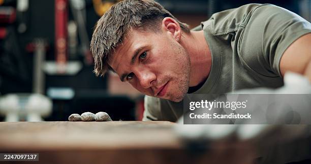 menuiserie, inspection par l’homme ou du bois en atelier pour évaluer la déformation, la réparation et la qualité du mobilier. fabrication, menuiserie et menuiserie, avec bois pour la production sur mesure, la conception et l’entretien faits main - établi photos et images de collection
