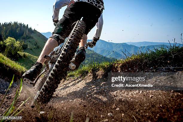 il mountain biker maschio scolpisce la curva nella polvere - mountain bike foto e immagini stock
