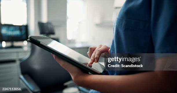 mains, dentiste et femme avec tablette, internet et application numérique pour un emploi du temps en ligne. professionnel de santé, santé bucco-dentaire ou personne avec une technologie, des informations sur le site web ou une recherche avec une liste d - obéissance photos et images de collection