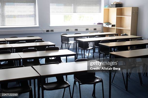 an empty high school classroom ready for students to arrive - schoolgebouw stockfoto's en -beelden