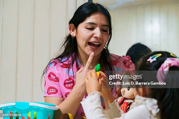 speech therapist working with child on articulation therapy - primary school exam stock pictures, royalty-free photos & images