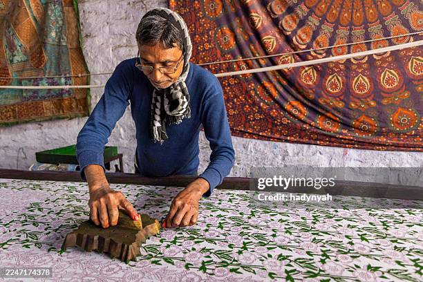 block printing artisan at work — jaipur, india - rajasthan stock pictures, royalty-free photos & images