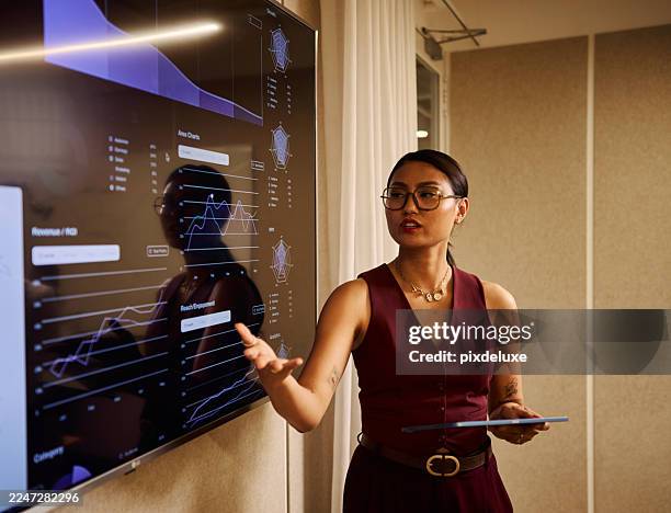 femme d’affaires présentant l’analyse de données sur grand écran - diaporama photos et images de collection